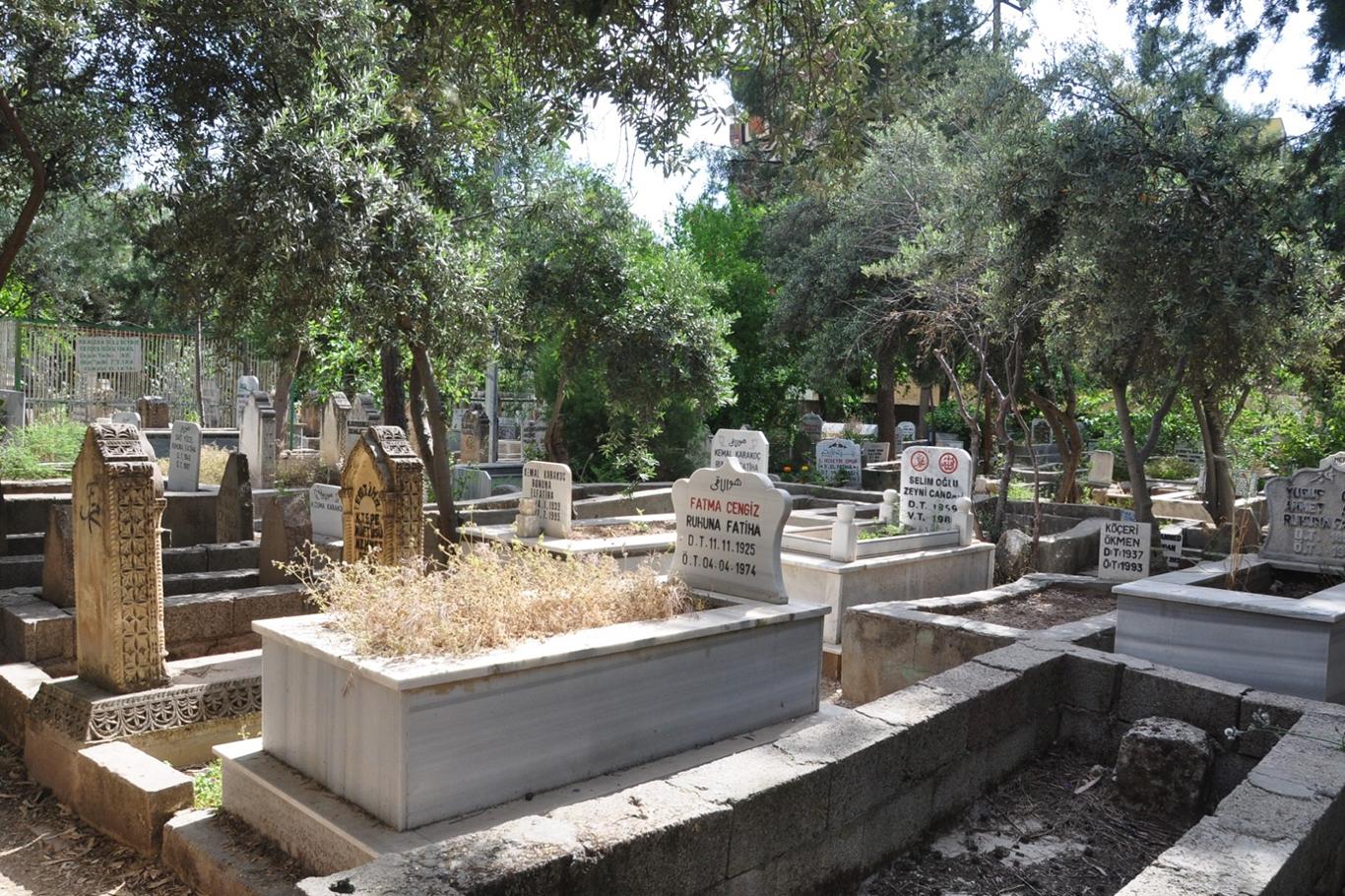 Sokağa çıkma yasağı nedeniyle mezarlıklara ziyaret yapılamadı